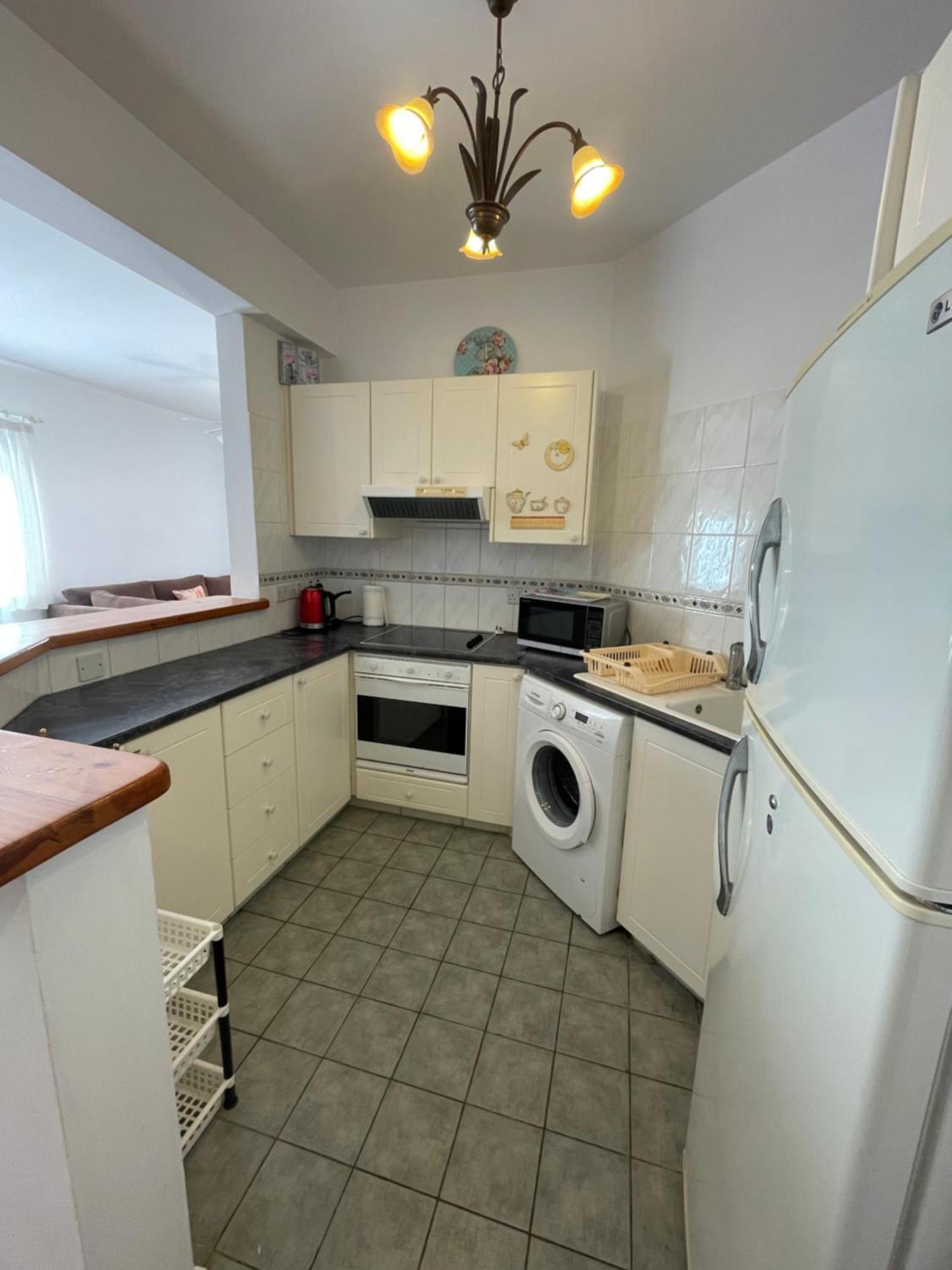 Limnaria Gardens Two Bedroom Apartment With Balcony Paphos Eksteriør billede