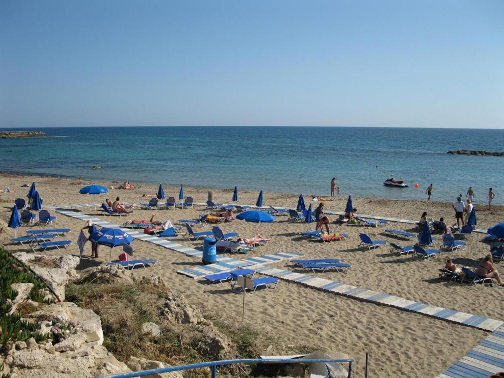 Limnaria Gardens Two Bedroom Apartment With Balcony Paphos Eksteriør billede